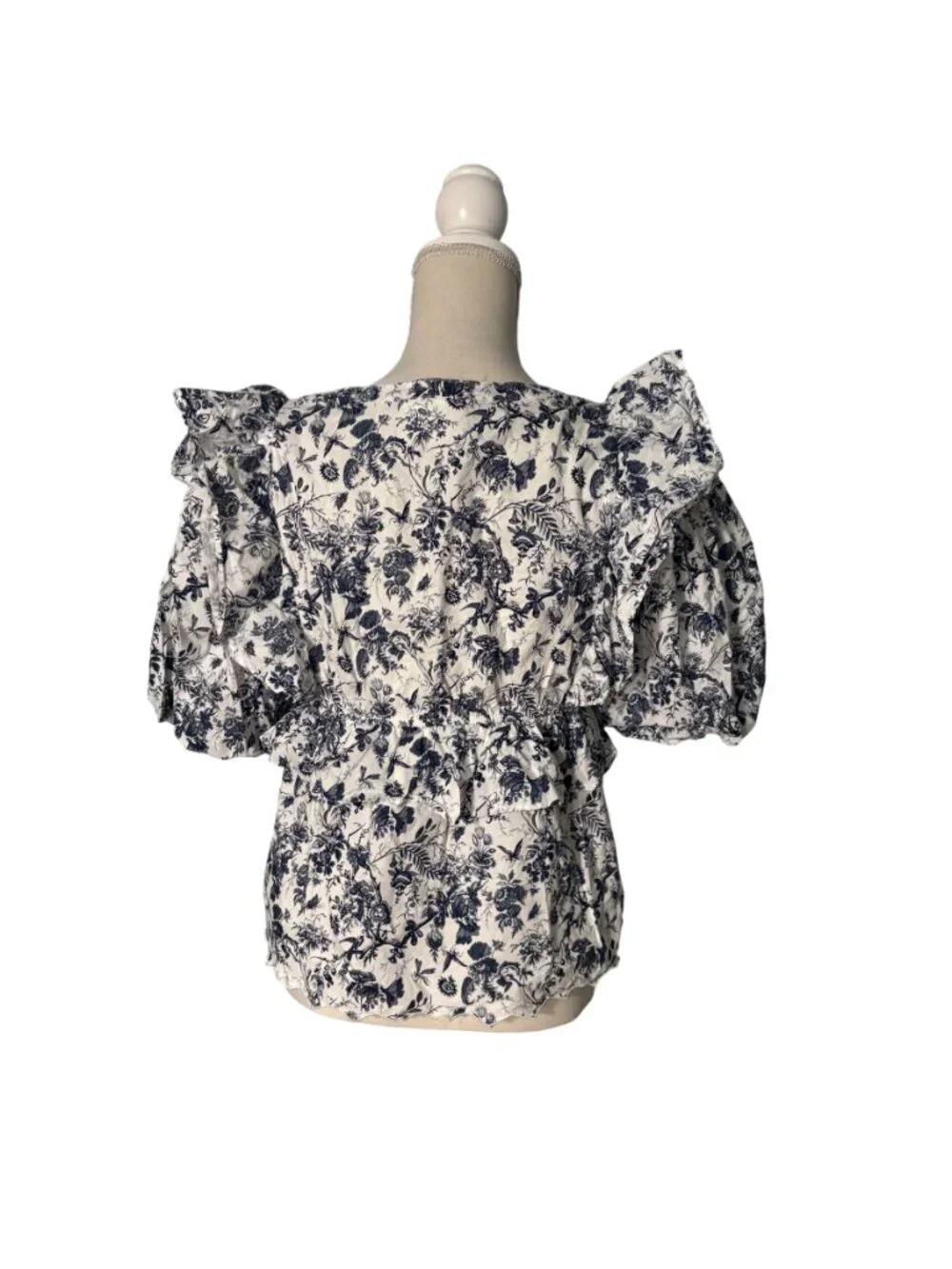 Tuckernuck Nadia Blouse size M medium floral ruffle top navy blue white Hyacinth